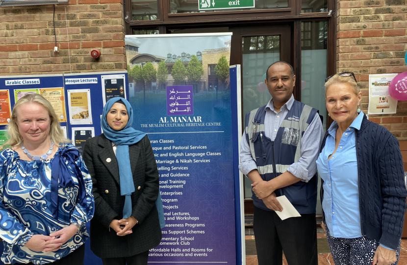 Felicity visits Al Manaar Mosque