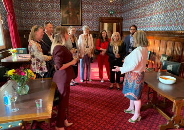 Felicity meets Ukrainians in Parliament